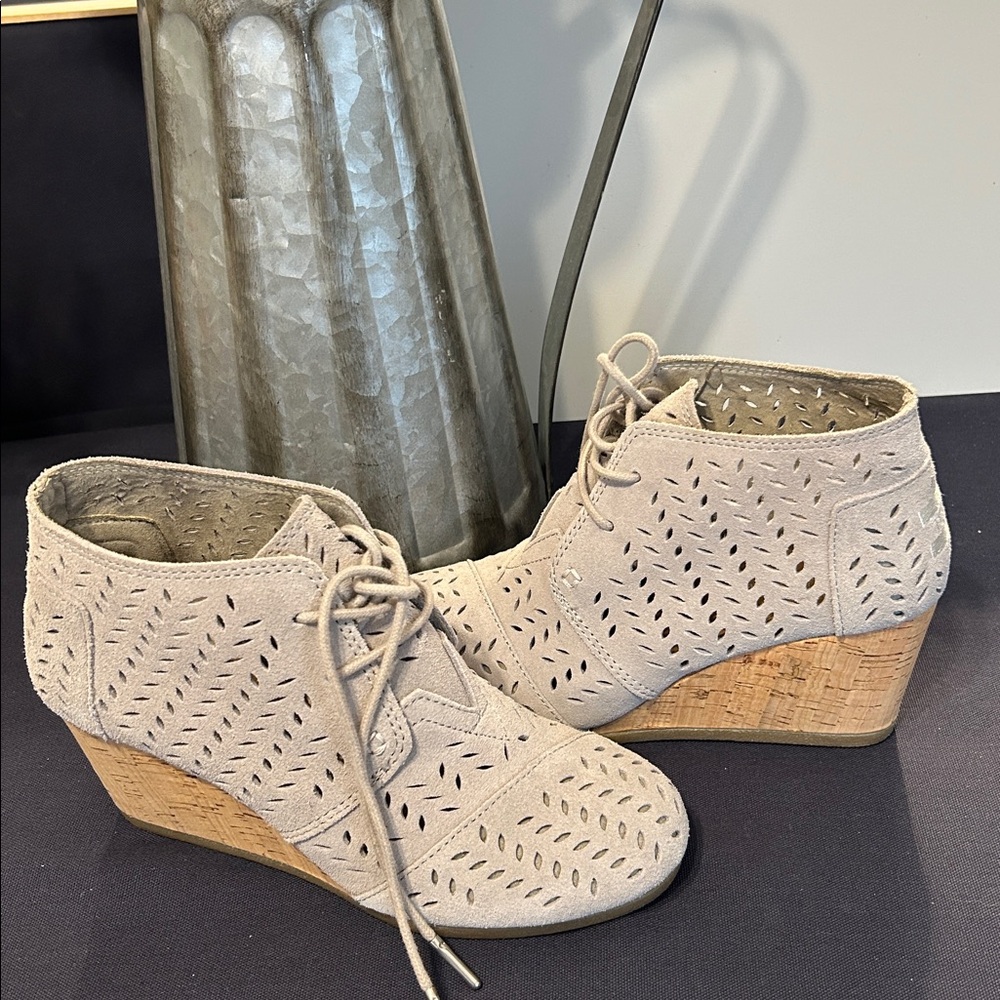 Toms Lace Up booties  Wedge heel Perforated suede Closed toe Spring boot EUC